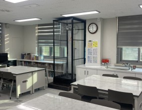  우측상단 '고객지원' 안에 '공지사항'을 보시면 간이샤워장을 설치하는 과정을 보실 수 있으며 아래 블러그를 클릭하시면 샤워부스와 히노끼욕조에 관련된 더 많은 자료를 보실 수 있습니다. 간이샤워장을 설치하시려면 싱크대같은 것이 설치된 곳을 찾으시고, 하수도가 어떻게 생겼는지 사진을 찍어서 문자로 보내주시면 빠른 상담을 진행할 수 있습니다. 히노끼욕조 상담을 하시려면 히노끼욕조를 설치하고자하는 곳의 사진과 크기를 재서 보내 주시면 됩니다.   '샤워부스와 히노끼'에 대해 궁금하시면 전화주십시요상담시간 평일 오전 8시~오후 6시 제품 상담실 1544-1502 박경순 실장 010-4250-2270블로그 http://blog.naver.com/pks0079/