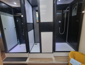  우측상단 '고객지원' 안에 '공지사항'을 보시면 간이샤워장을 설치하는 과정을 보실 수 있으며 아래 블러그를 클릭하시면 샤워부스와 히노끼욕조에 관련된 더 많은 자료를 보실 수 있습니다. 간이샤워장을 설치하시려면 싱크대같은 것이 설치된 곳을 찾으시고, 하수도가 어떻게 생겼는지 사진을 찍어서 문자로 보내주시면 빠른 상담을 진행할 수 있습니다. 히노끼욕조 상담을 하시려면 히노끼욕조를 설치하고자하는 곳의 사진과 크기를 재서 보내 주시면 됩니다.   '샤워부스와 히노끼'에 대해 궁금하시면 전화주십시요상담시간 평일 오전 8시~오후 6시 제품 상담실 1544-1502 박경순 실장 010-4250-2270블로그 http://blog.naver.com/pks0079/
