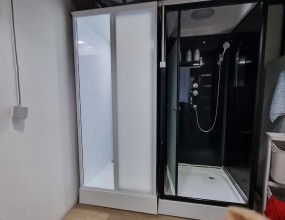   우측상단 '고객지원' 안에 '공지사항'을 보시면 간이샤워장을 설치하는 과정을 보실 수 있으며 아래 블러그를 클릭하시면 샤워부스와 히노끼욕조에 관련된 더 많은 자료를 보실 수 있습니다. 간이샤워장을 설치하시려면 싱크대같은 것이 설치된 곳을 찾으시고, 하수도가 어떻게 생겼는지 사진을 찍어서 문자로 보내주시면 빠른 상담을 진행할 수 있습니다. 히노끼욕조 상담을 하시려면 히노끼욕조를 설치하고자하는 곳의 사진과 크기를 재서 보내 주시면 됩니다.   '샤워부스와 히노끼'에 대해 궁금하시면 전화주십시요상담시간 평일 오전 8시~오후 6시 제품 상담실 1544-1502 박경순 실장 010-4250-2270블로그 http://blog.naver.com/pks0079/