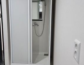 우측상단 '고객지원' 안에 '공지사항'을 보시면 간이샤워장을 설치하는 과정을 보실 수 있으며 아래 블러그를 클릭하시면 샤워부스와 히노끼욕조에 관련된 더 많은 자료를 보실 수 있습니다. 간이샤워장을 설치하시려면 싱크대같은 것이 설치된 곳을 찾으시고, 하수도가 어떻게 생겼는지 사진을 찍어서 문자로 보내주시면 빠른 상담을 진행할 수 있습니다. 히노끼욕조 상담을 하시려면 히노끼욕조를 설치하고자하는 곳의 사진과 크기를 재서 보내 주시면 됩니다.   '샤워부스와 히노끼'에 대해 궁금하시면 전화주십시요상담시간 평일 오전 8시~오후 6시 제품 상담실 1544-1502 박경순 실장 010-4250-2270블로그 http://blog.naver.com/pks0079/