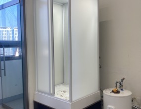 우측상단 '고객지원' 안에 '공지사항'을 보시면 간이샤워장을 설치하는 과정을 보실 수 있으며 아래 블러그를 클릭하시면 샤워부스와 히노끼욕조에 관련된 더 많은 자료를 보실 수 있습니다. 간이샤워장을 설치하시려면 싱크대같은 것이 설치된 곳을 찾으시고, 하수도가 어떻게 생겼는지 사진을 찍어서 문자로 보내주시면 빠른 상담을 진행할 수 있습니다. 히노끼욕조 상담을 하시려면 히노끼욕조를 설치하고자하는 곳의 사진과 크기를 재서 보내 주시면 됩니다.   '샤워부스와 히노끼'에 대해 궁금하시면 전화주십시요상담시간 평일 오전 8시~오후 6시 제품 상담실 1544-1502 박경순 실장 010-4250-2270블로그 http://blog.naver.com/pks0079/