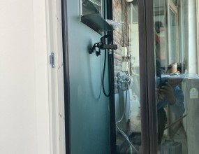 우측상단 '고객지원' 안에 '공지사항'을 보시면 간이샤워장을 설치하는 과정을 보실 수 있으며 아래 블러그를 클릭하시면 샤워부스와 히노끼욕조에 관련된 더 많은 자료를 보실 수 있습니다. 간이샤워장을 설치하시려면 싱크대같은 것이 설치된 곳을 찾으시고, 하수도가 어떻게 생겼는지 사진을 찍어서 문자로 보내주시면 빠른 상담을 진행할 수 있습니다. 히노끼욕조 상담을 하시려면 히노끼욕조를 설치하고자하는 곳의 사진과 크기를 재서 보내 주시면 됩니다.   '샤워부스와 히노끼'에 대해 궁금하시면 전화주십시요상담시간 평일 오전 8시~오후 6시 제품 상담실 1544-1502 박경순 실장 010-4250-2270블로그 http://blog.naver.com/pks0079/