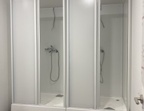 우측상단 '고객지원' 안에 '공지사항'을 보시면 간이샤워장을 설치하는 과정을 보실 수 있으며 아래 블러그를 클릭하시면 샤워부스와 히노끼욕조에 관련된 더 많은 자료를 보실 수 있습니다. 간이샤워장을 설치하시려면 싱크대같은 것이 설치된 곳을 찾으시고, 하수도가 어떻게 생겼는지 사진을 찍어서 문자로 보내주시면 빠른 상담을 진행할 수 있습니다. 히노끼욕조 상담을 하시려면 히노끼욕조를 설치하고자하는 곳의 사진과 크기를 재서 보내 주시면 됩니다.   '샤워부스와 히노끼'에 대해 궁금하시면 전화주십시요상담시간 평일 오전 8시~오후 6시 제품 상담실 1544-1502 박경순 실장 010-4250-2270블로그 http://blog.naver.com/pks0079/