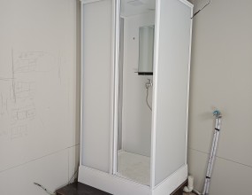    우측상단 '고객지원' 안에 '공지사항'을 보시면 간이샤워장을 설치하는 과정을 보실 수 있으며 아래 블러그를 클릭하시면 샤워부스와 히노끼욕조에 관련된 더 많은 자료를 보실 수 있습니다. 간이샤워장을 설치하시려면 싱크대같은 것이 설치된 곳을 찾으시고, 하수도가 어떻게 생겼는지 사진을 찍어서 문자로 보내주시면 빠른 상담을 진행할 수 있습니다. 히노끼욕조 상담을 하시려면 히노끼욕조를 설치하고자하는 곳의 사진과 크기를 재서 보내 주시면 됩니다.   '샤워부스와 히노끼'에 대해 궁금하시면 전화주십시요상담시간 평일 오전 8시~오후 6시 제품 상담실 1544-1502 박경순 실장 010-4250-2270블로그 http://blog.naver.com/pks0079/